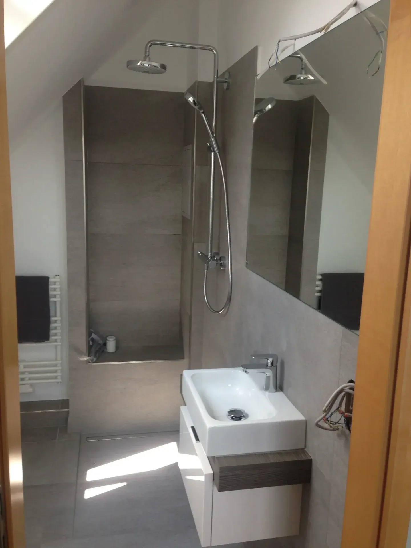 Bad unter der Dachschräge mit Dusche und kompaktem Waschtisch
