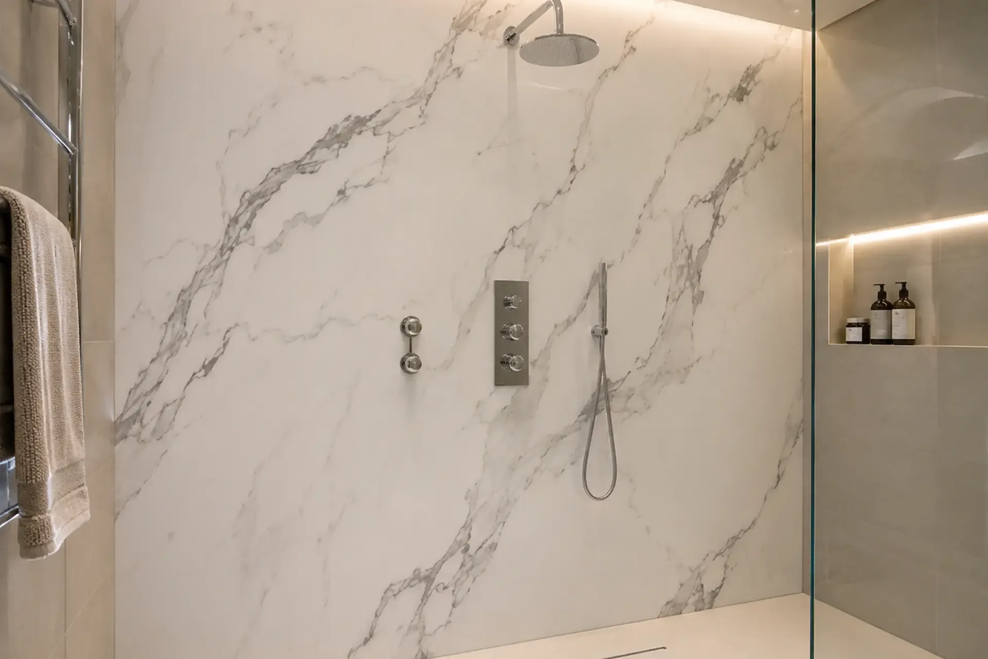 Detailvisualisierung einer Dusche in Marmoroptik