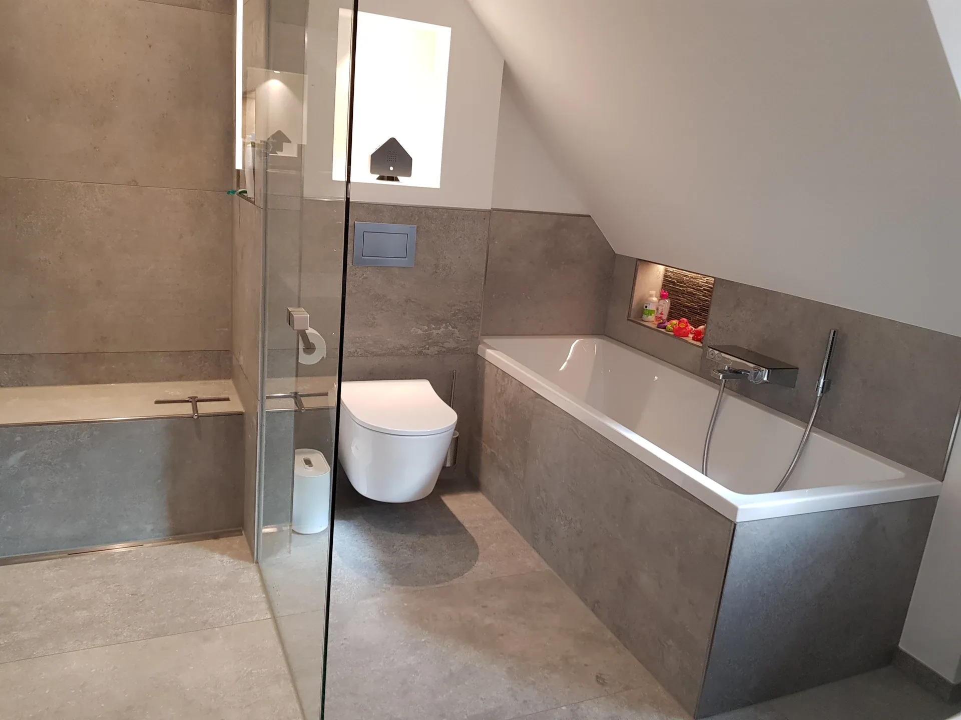 Badewanne mit Ablagenische und Wand-WC