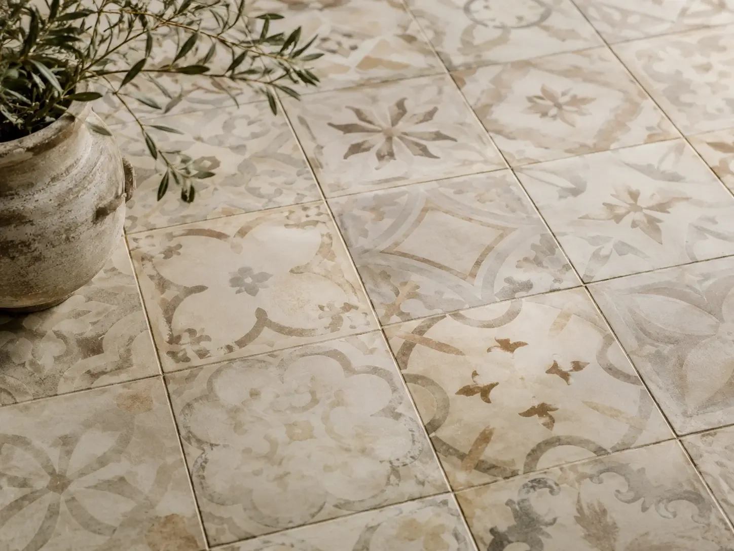 Florale Dekorfliesen im Vintage-Stil