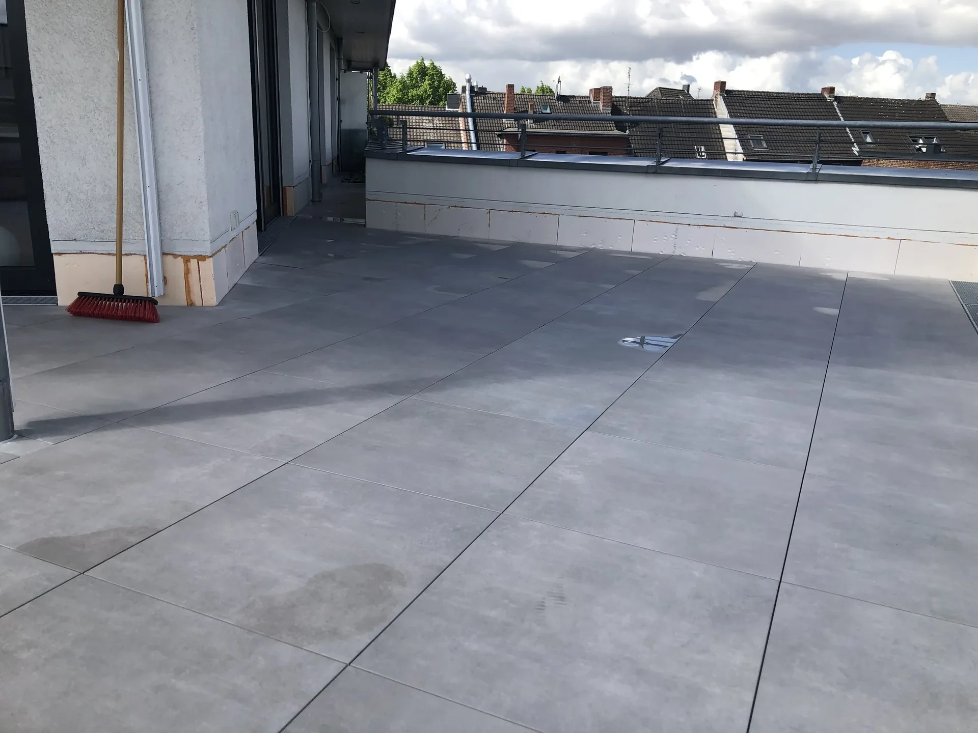 Fugenbild eines grauen Plattenbelags auf einer Dachterrasse