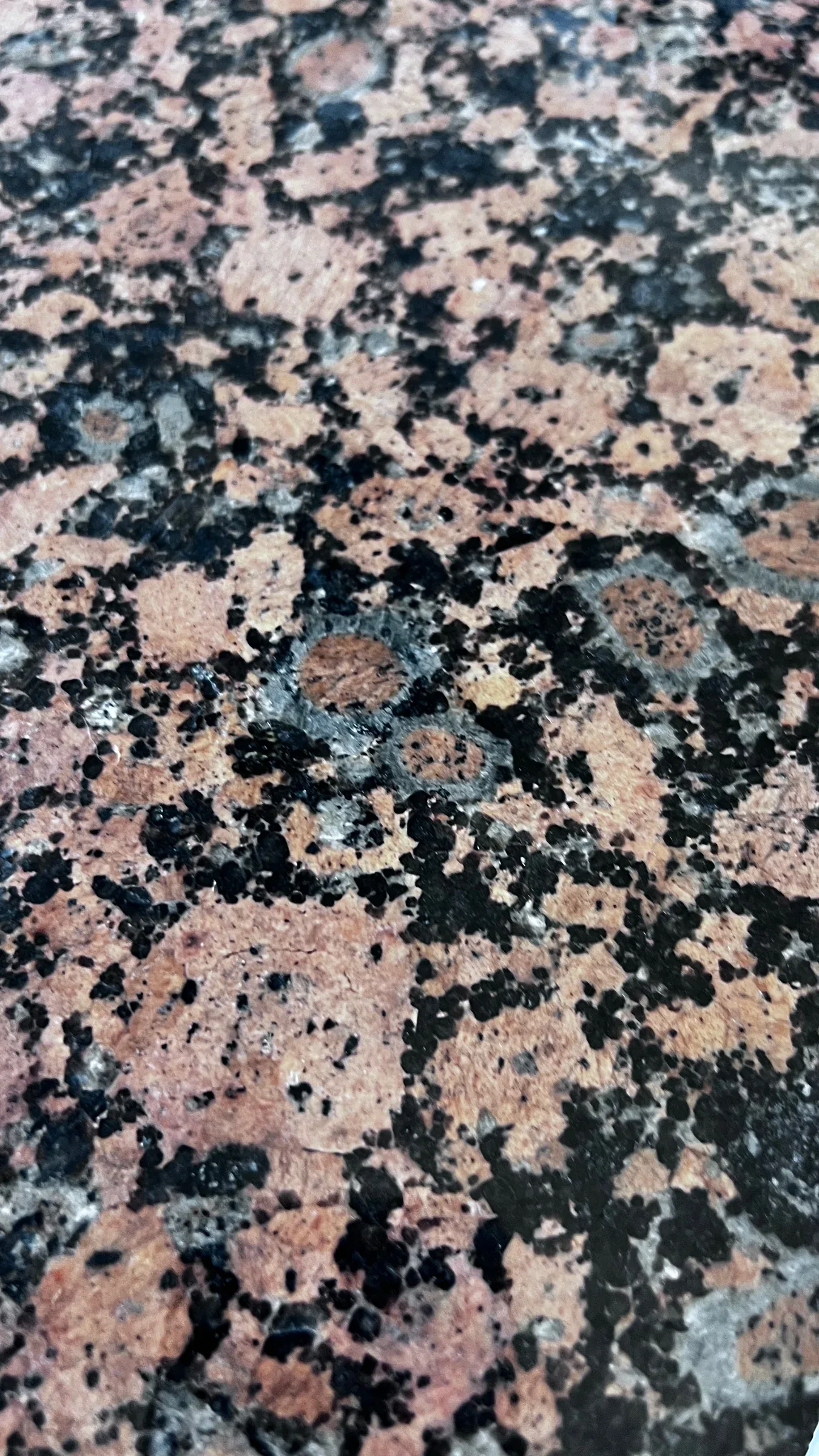 Rot-schwarz gesprenkeltes Natursteinmuster