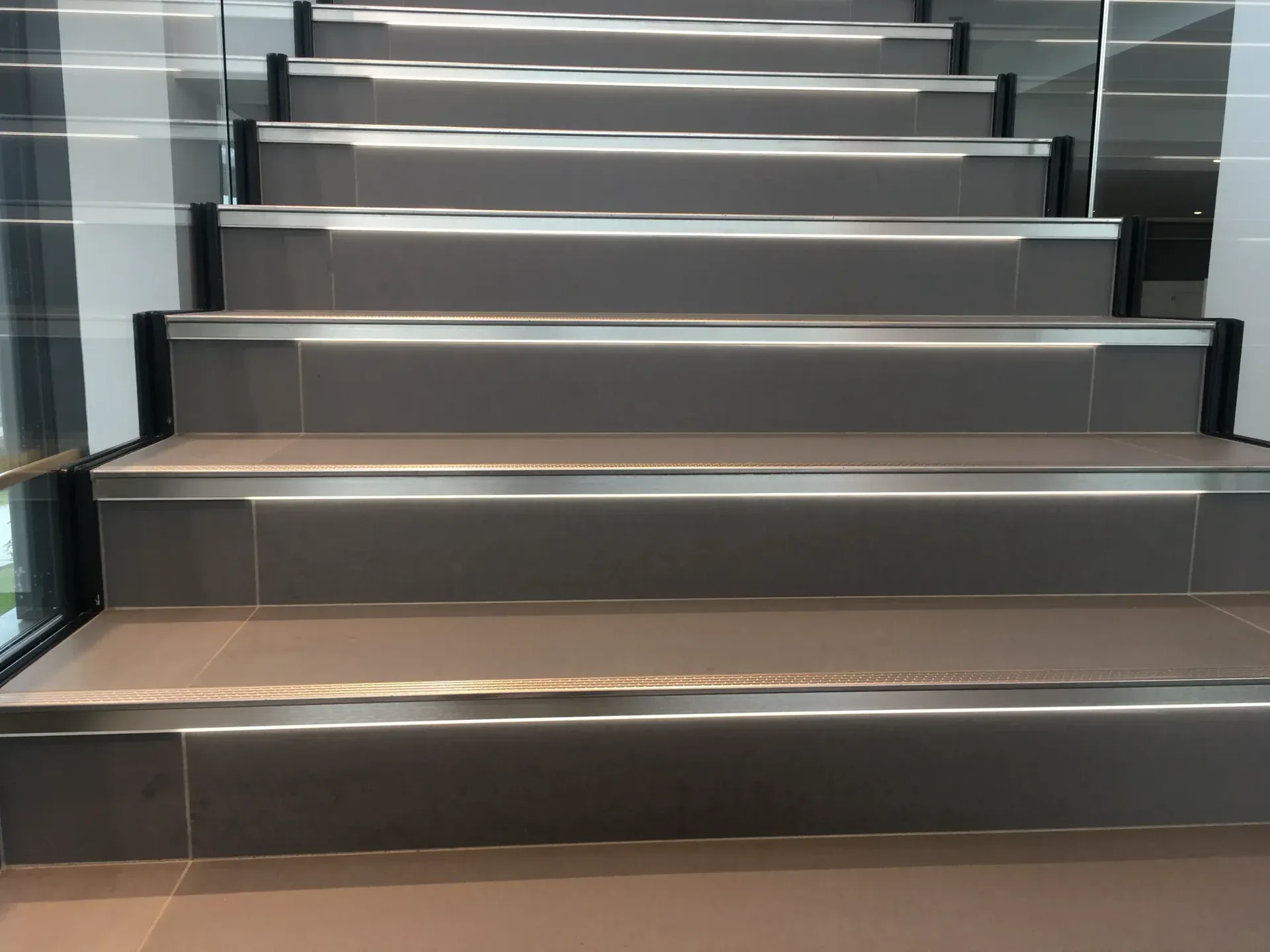 Geflieste Treppe mit beleuchteten Stufenkanten