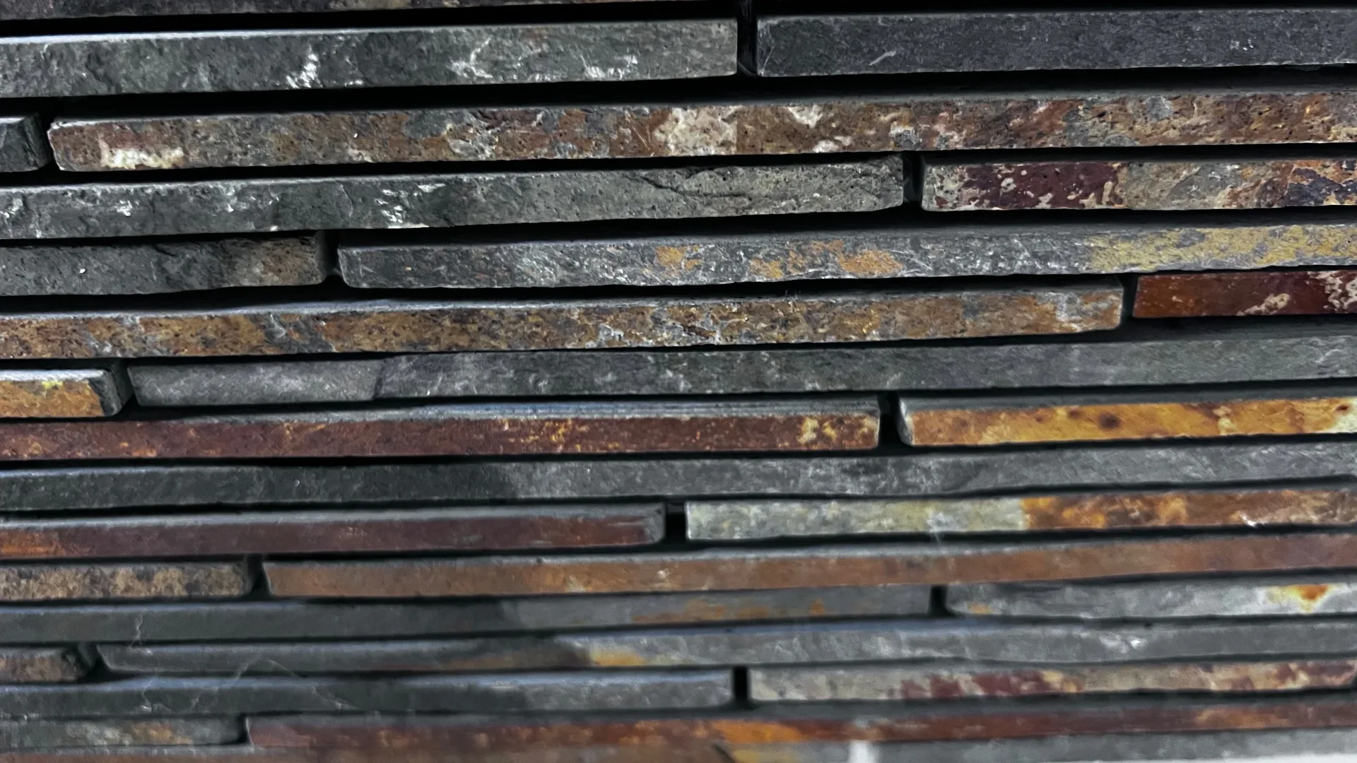 Kupferfarbenes Streifenmosaik als Materialmuster