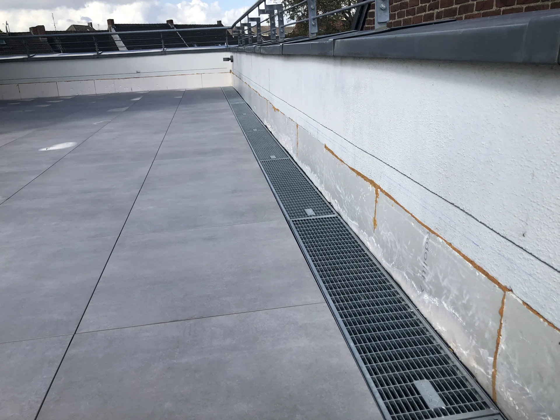 Entwässerungsdetail am Rand eines Terrassenbelags