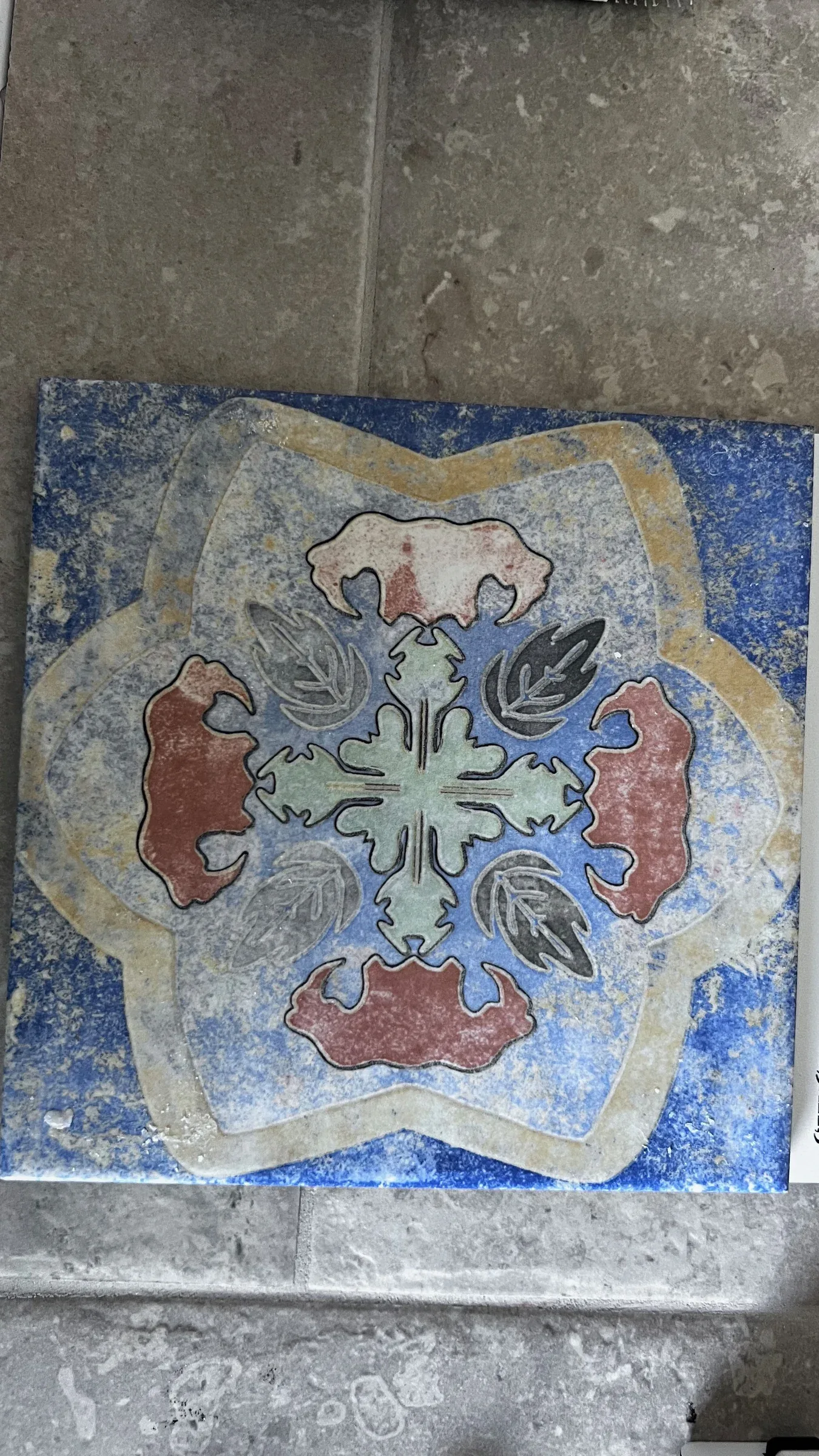 Blau-weiße Dekorfliese mit floralem Motiv