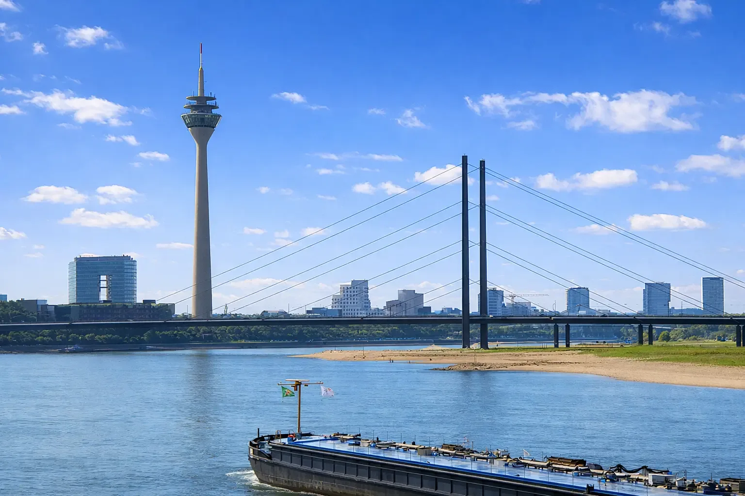 Rheinturm und Rhein in Düsseldorf