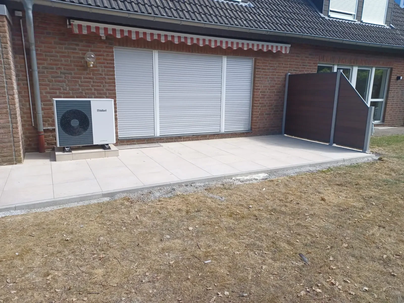 Heller Terrassenbelag vor einem Wohnhaus
