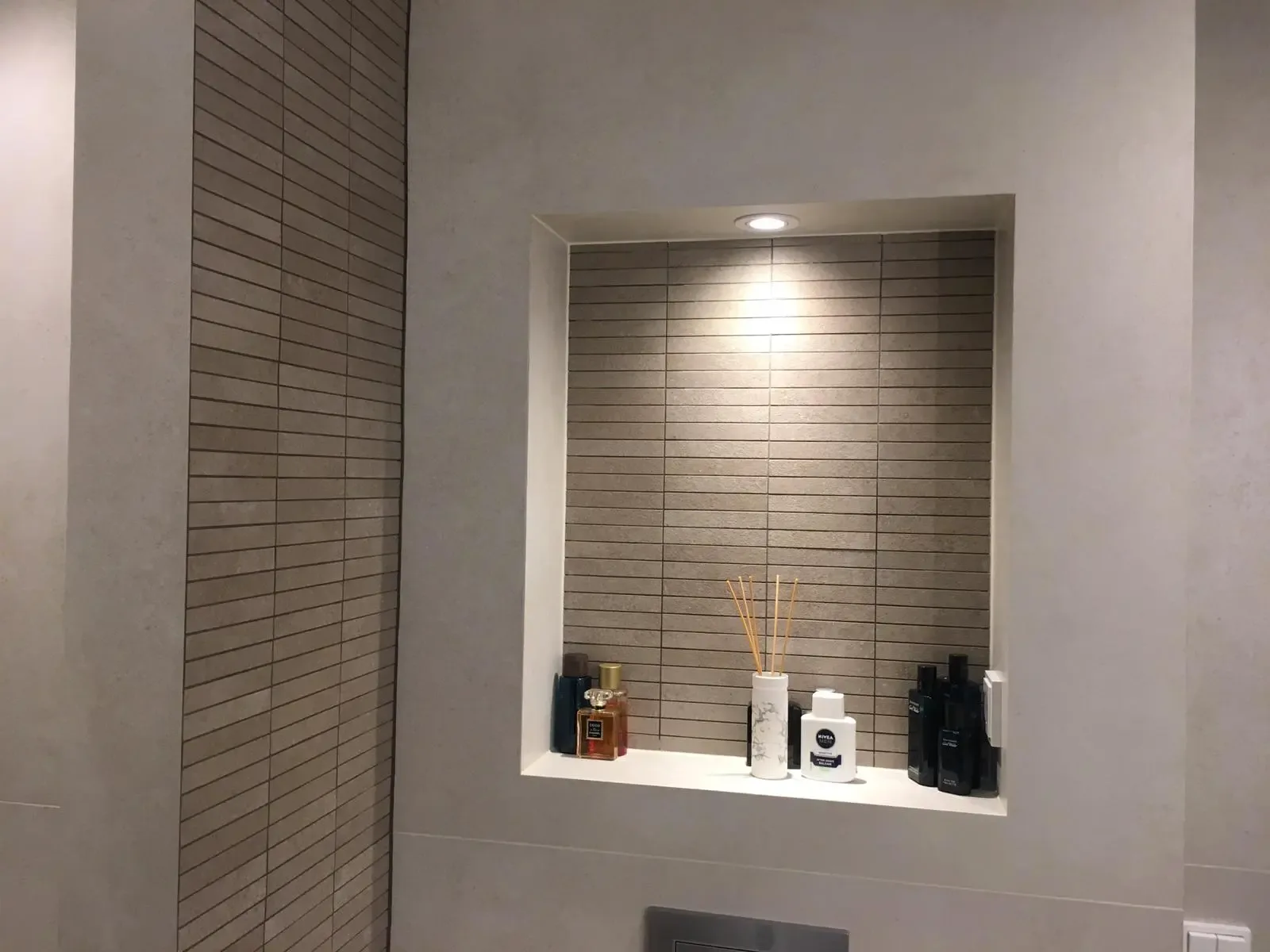 Beleuchtete Wandnische mit schmalen horizontalen Fliesen