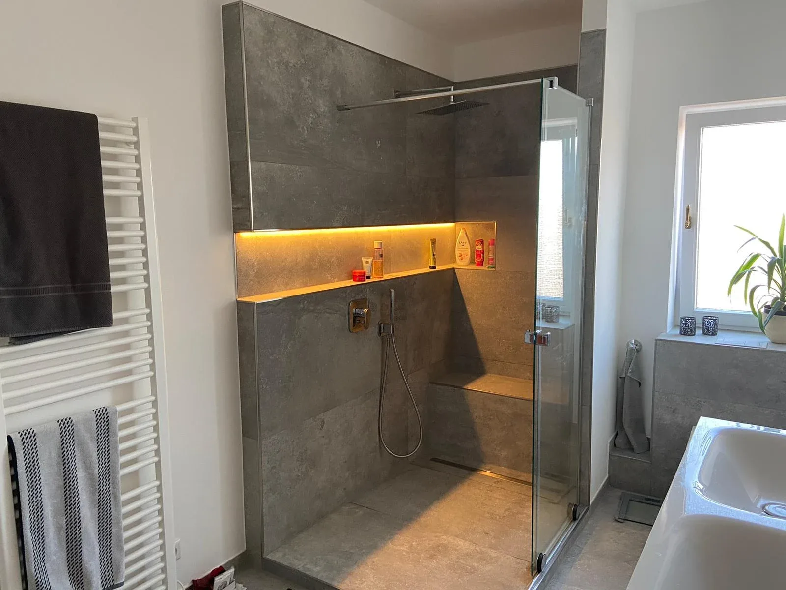 Dusche mit beleuchteter Wandnische