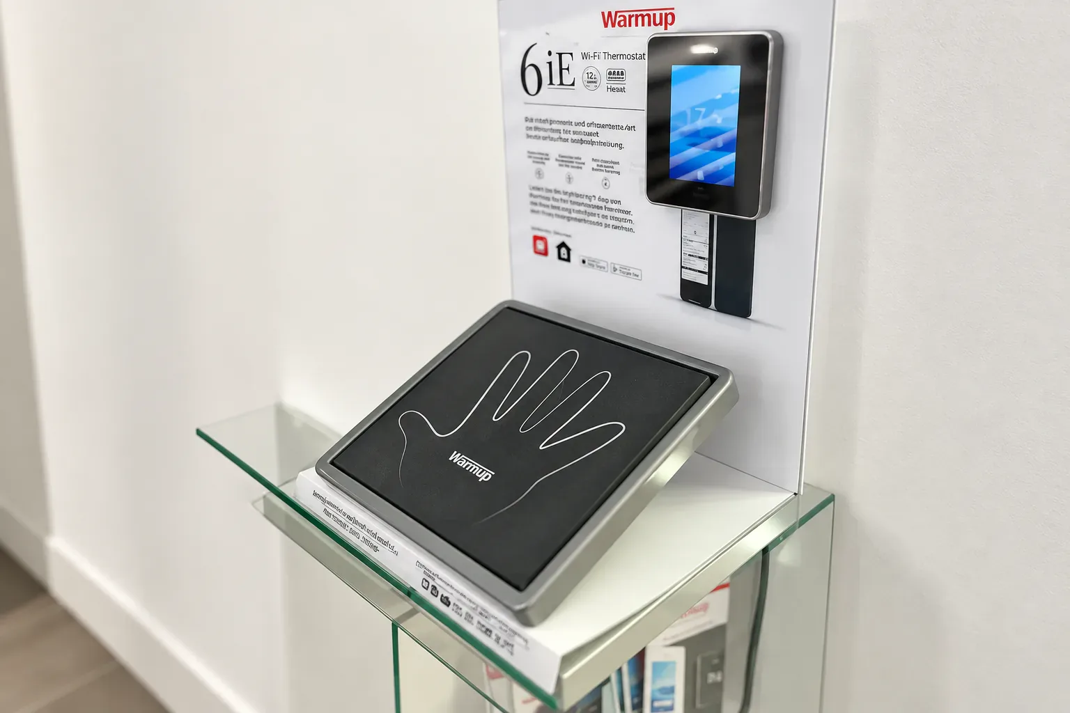 Warmup-Präsentation in der Ausstellung von Fliesen Liebscher: Wi-Fi-Thermostat 6iE und Wärmeplatte zum Fühlen der Fußbodenheizung