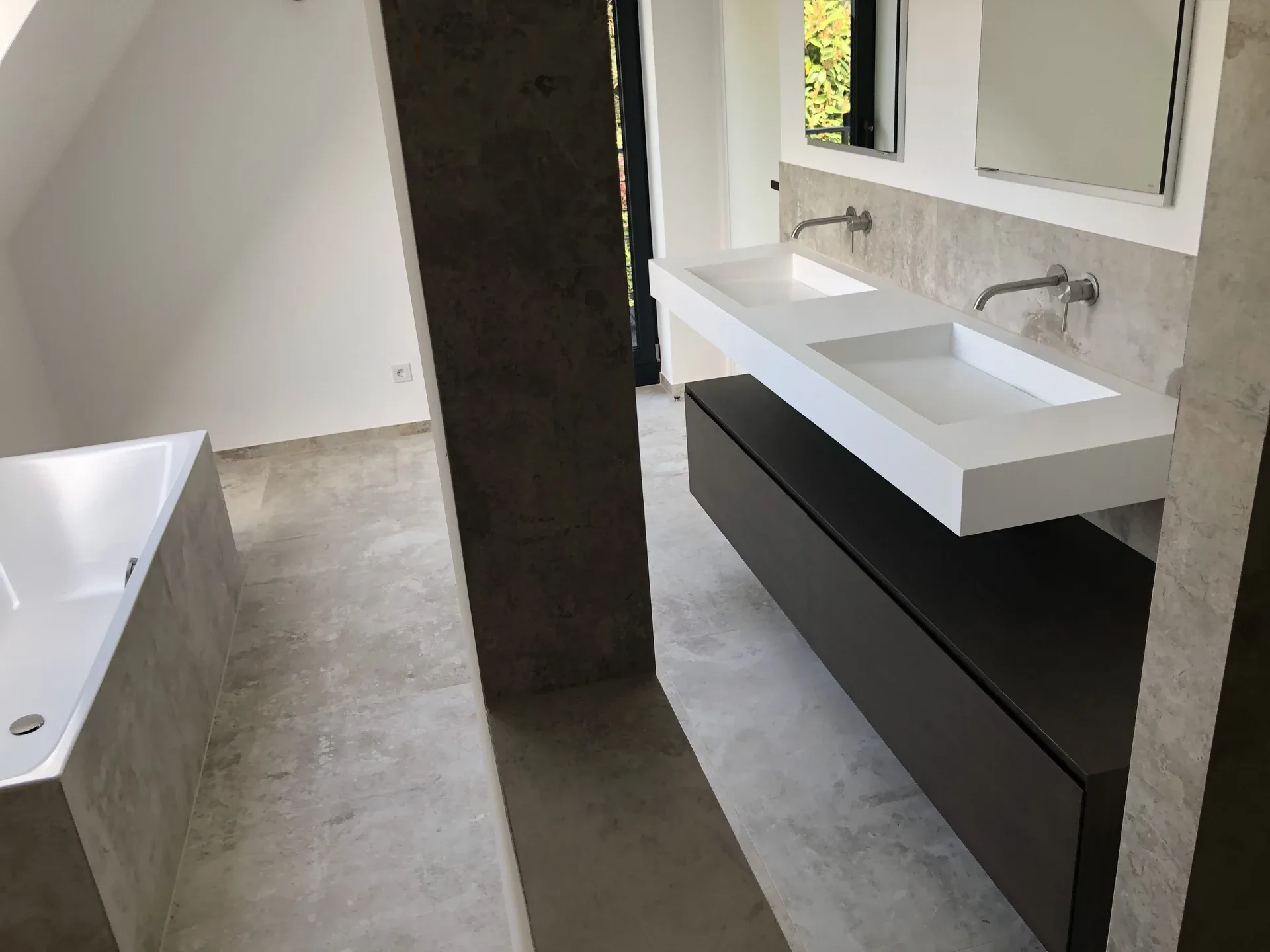Fertig eingerichtetes Badezimmer mit grauen Fliesen