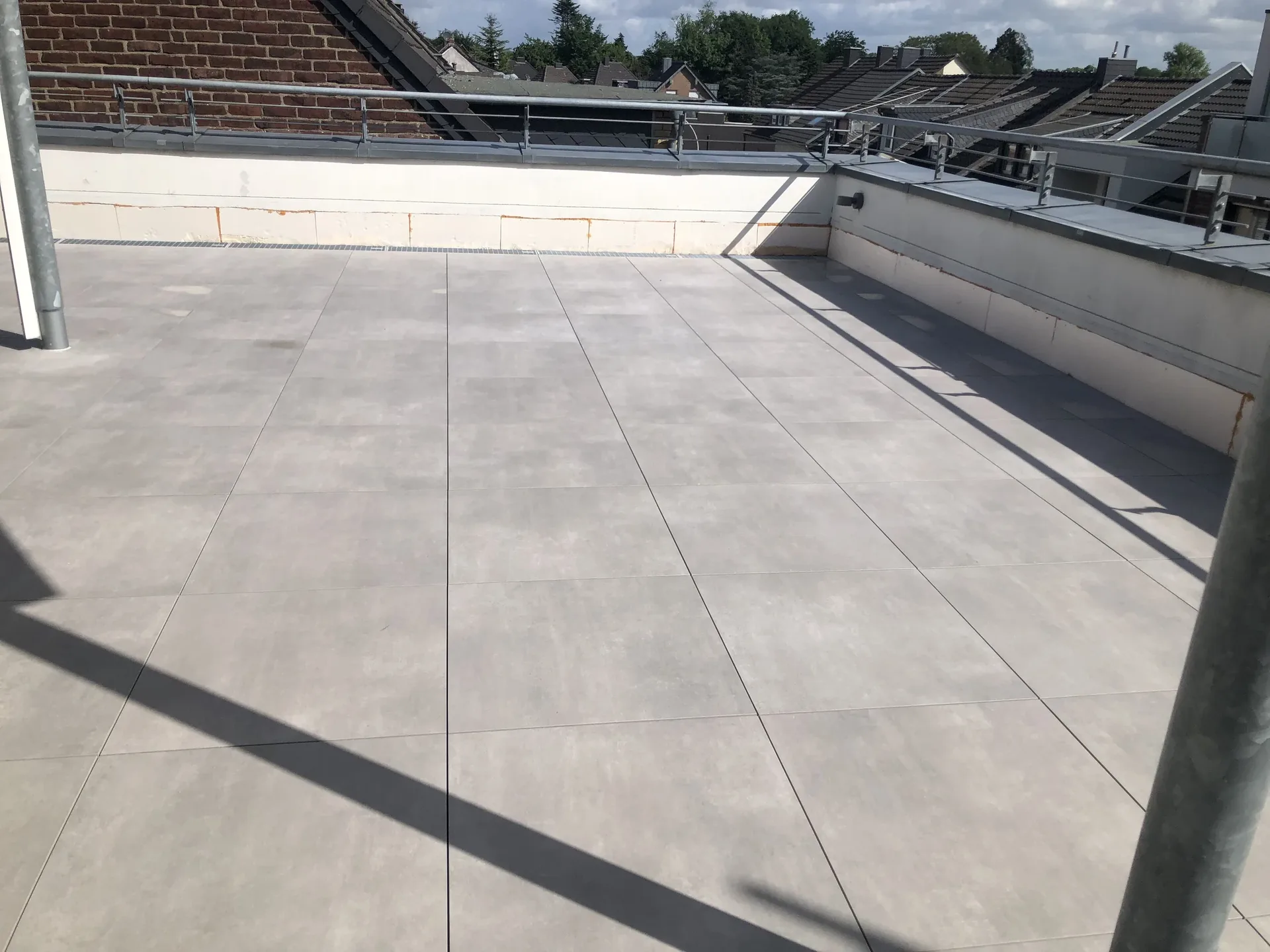 Dachterrasse mit großformatigen grauen Platten