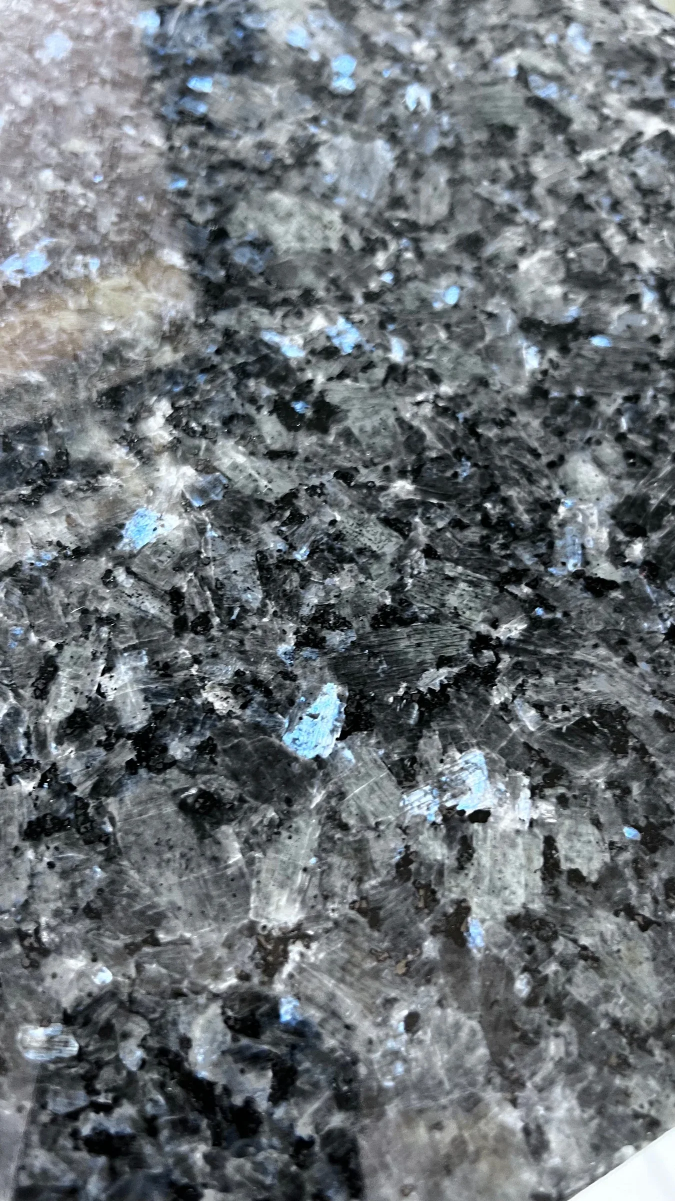 Dunkles Natursteinmuster mit kristalliner Zeichnung