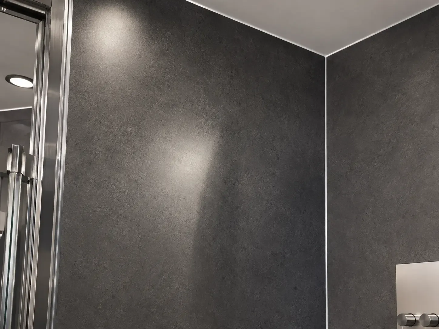 Visualisierung einer dunklen Duschrückwand